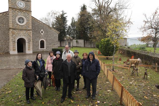 Por la izquierda, Aurora García, María José Medina, Charo Fernández, Ana García, Manuel González-Posada, Celestino Medina, Marcelino Suárez, Elena Fernández y Adriano García, delante de la iglesia de San Julián.