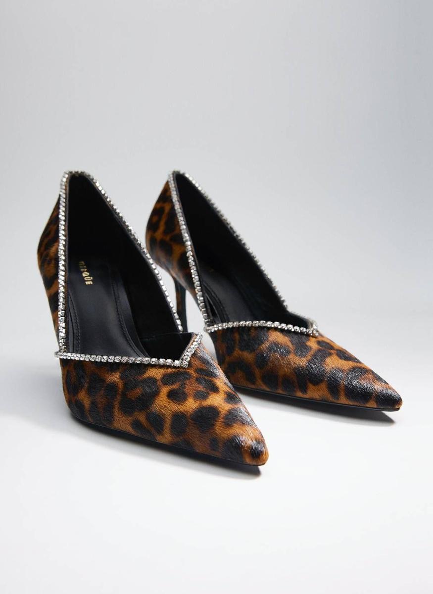 Stilettos 'animal print' y detalles joya de Uterqüe