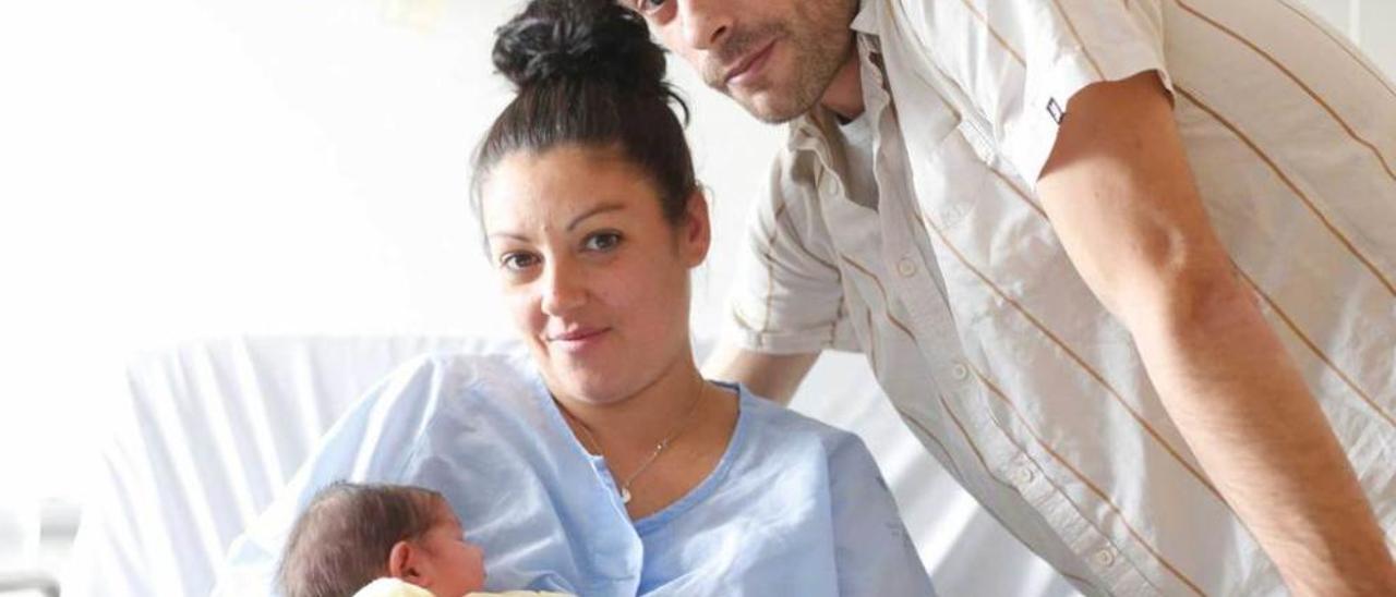 La pequeña Nahila Robles, el primer bebé nacido este año, con sus padres en el Hospital San Agustín de Avilés.