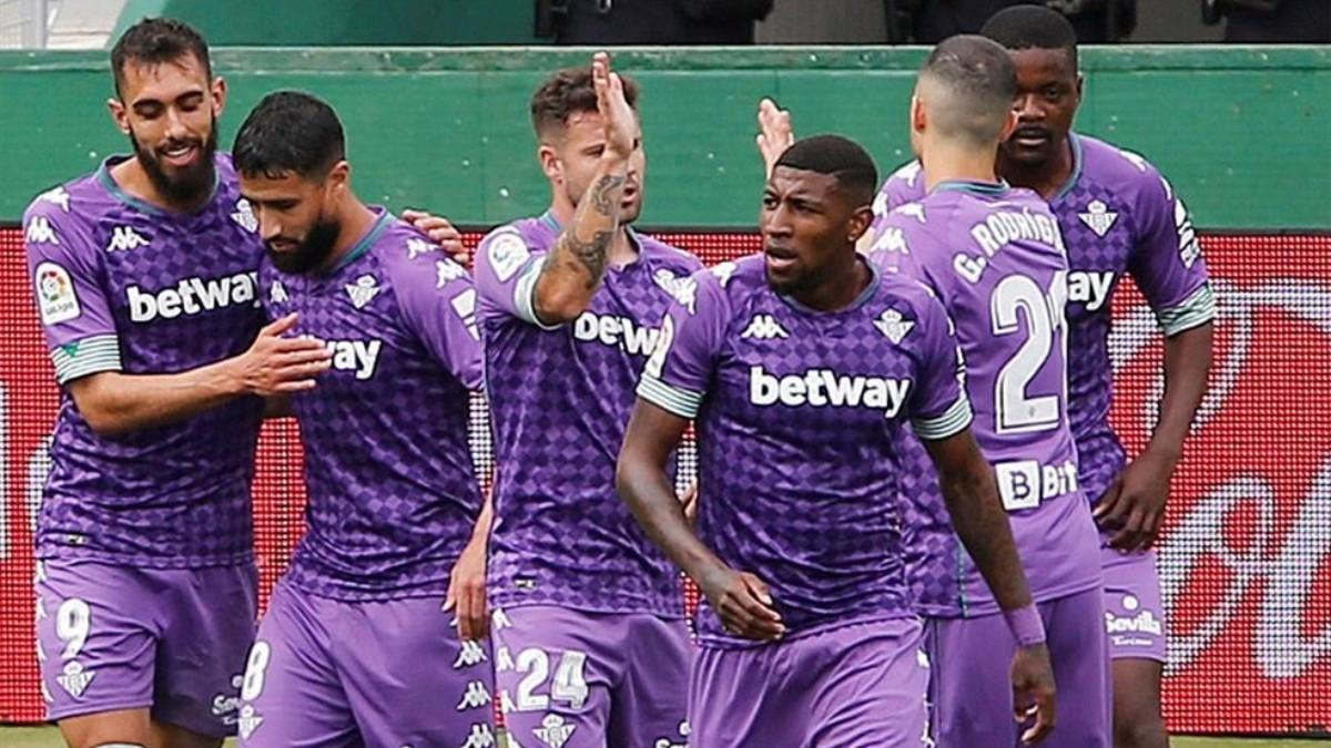 Borja Iglesias, celebrando un gol con Fekir