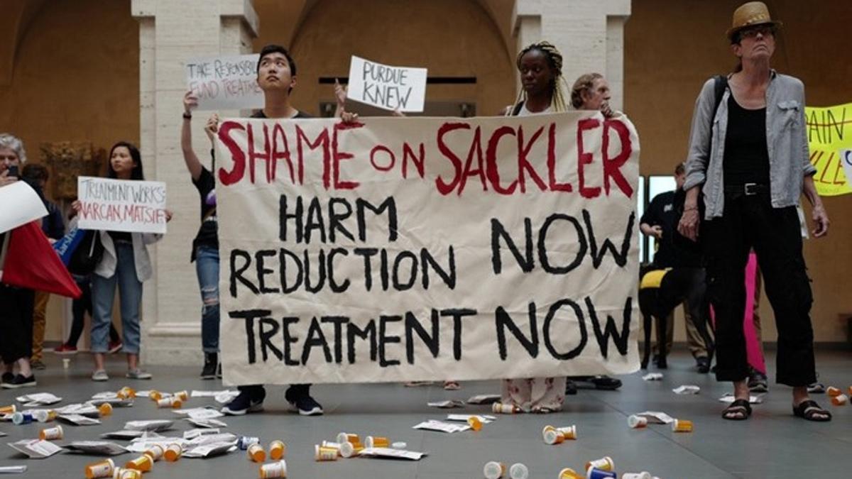 Protesta contra los Sackler, familia responsable de la crisis de los opioides en Estados Unidos.