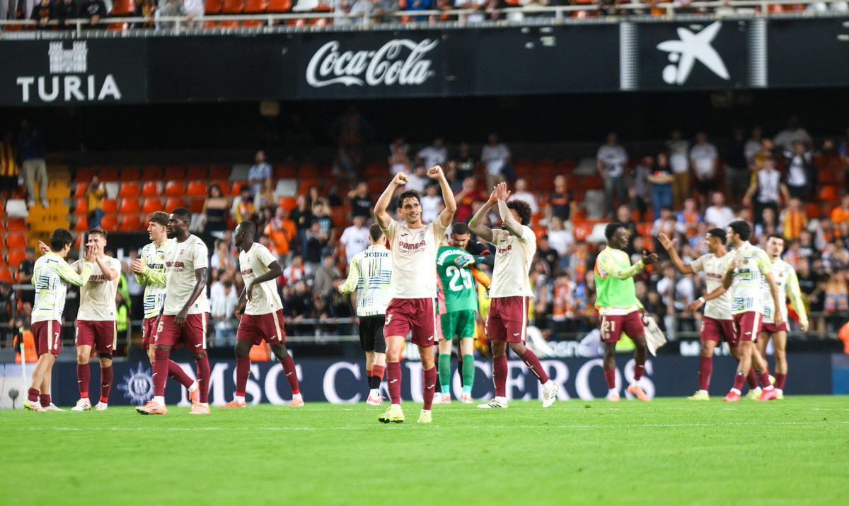 Los jugadores del Villarreal celebran el triunfo en Mestalla en el partido de ida