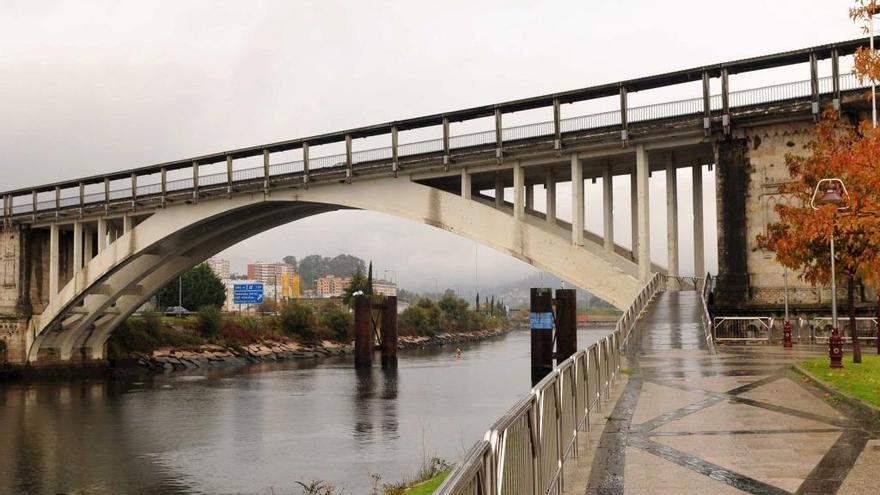 Una vista del puente de A Barca desde Orillamar. // Gustavo Santos