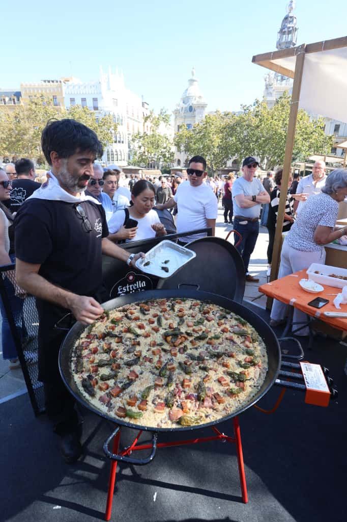 La plaza del Ayuntamiento de València se convierte en un gran restaurante al aire libre con el Tastarròs