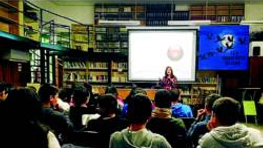 La traductora y escritora Ana Alonso visita el instituto Mario Roso de Luna