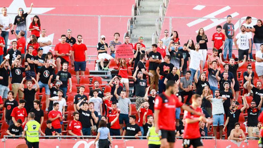 El Mallorca se despide del fútbol profesional con una bronca