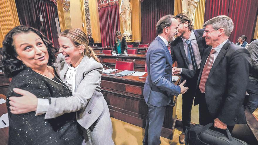 La presidenta Marga Prohens abraza a la diputada de Vox María José Verdú, ayer, tras la aprobación de las cuentas. | B.RAMON