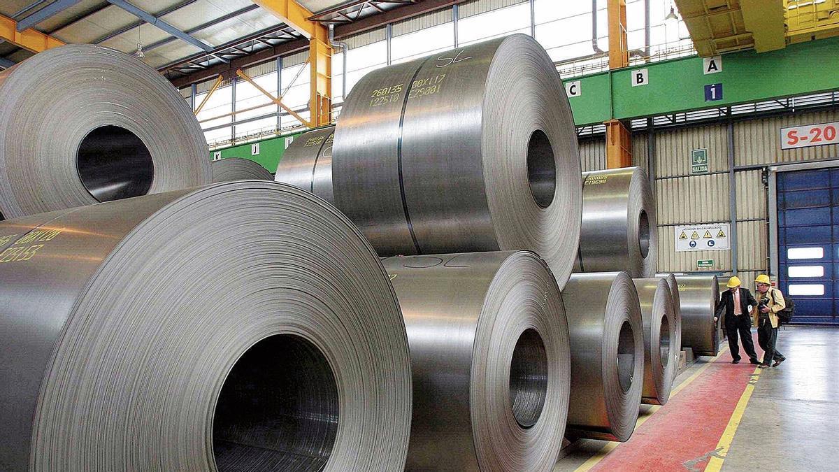 Imagen de archivo de unas bobinas de acero en la planta de ArcelorMittal en Sagunt.