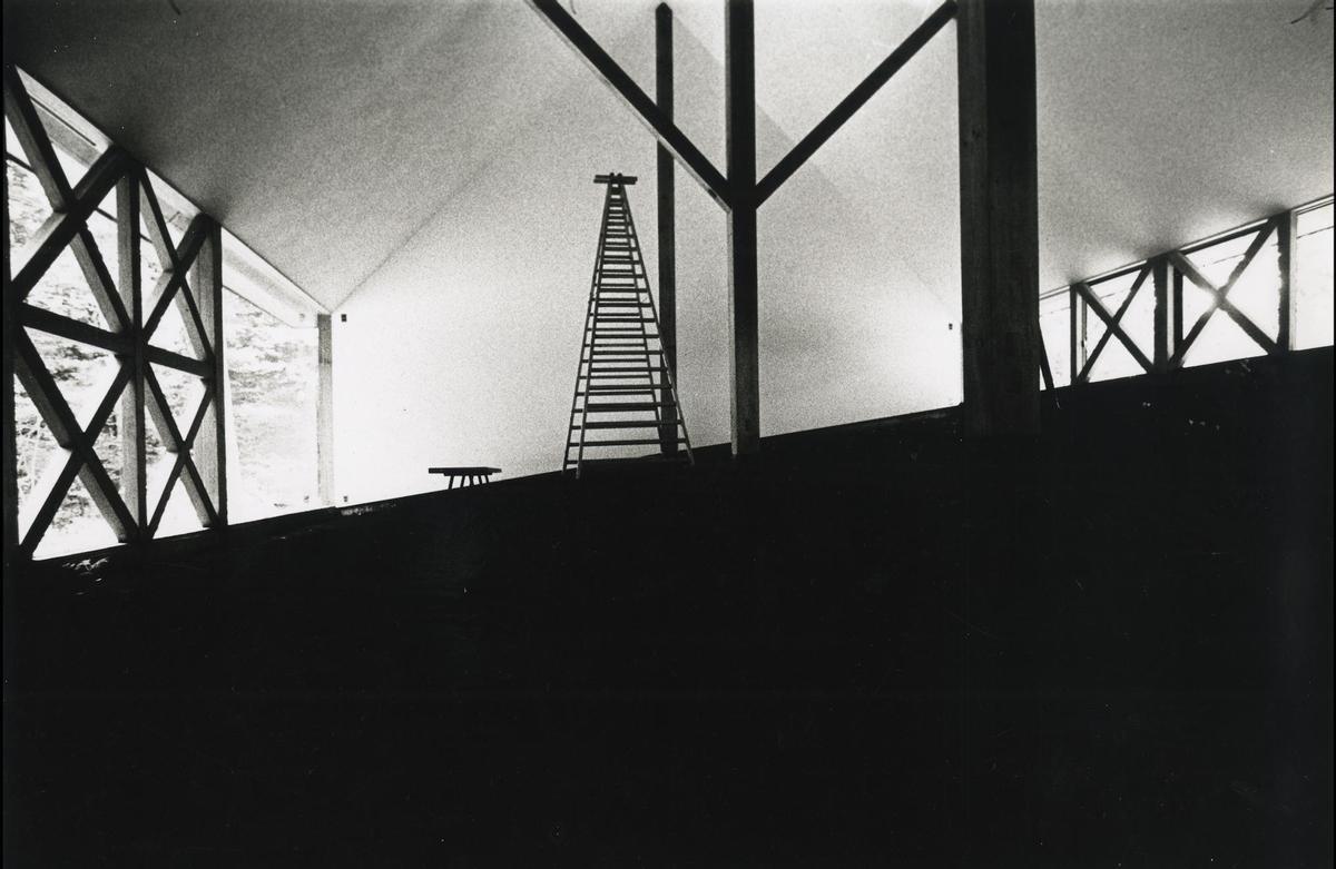 Una de las habitaciones de la Casa Tanikawa, condicionada por la ladera de la colina.