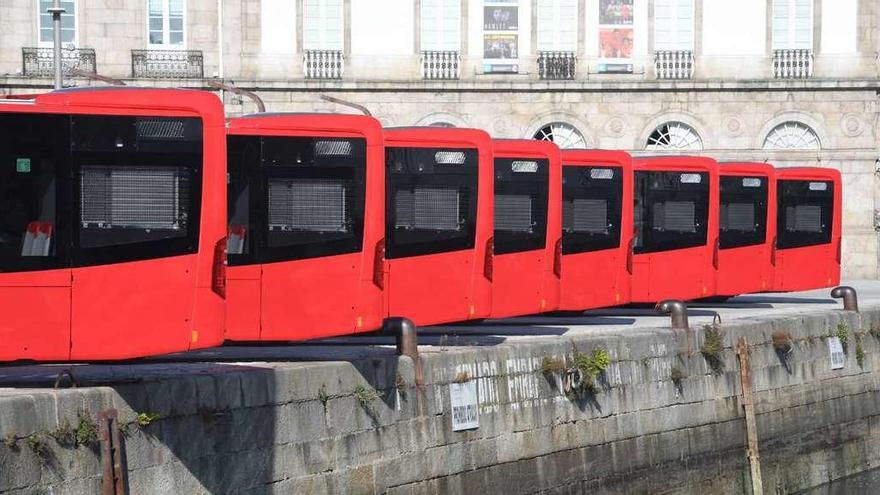 Presentación de los nuevos autobuses, en noviembre de 2016, en la Marina.