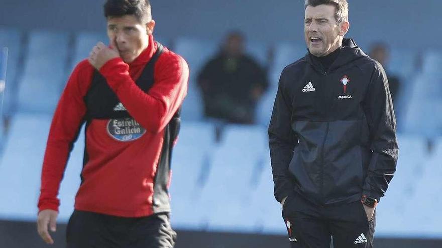 Unzué, junto a Roncaglia, da instrucciones durante el entrenamiento de ayer en Balaídos. // Ricardo Grobas