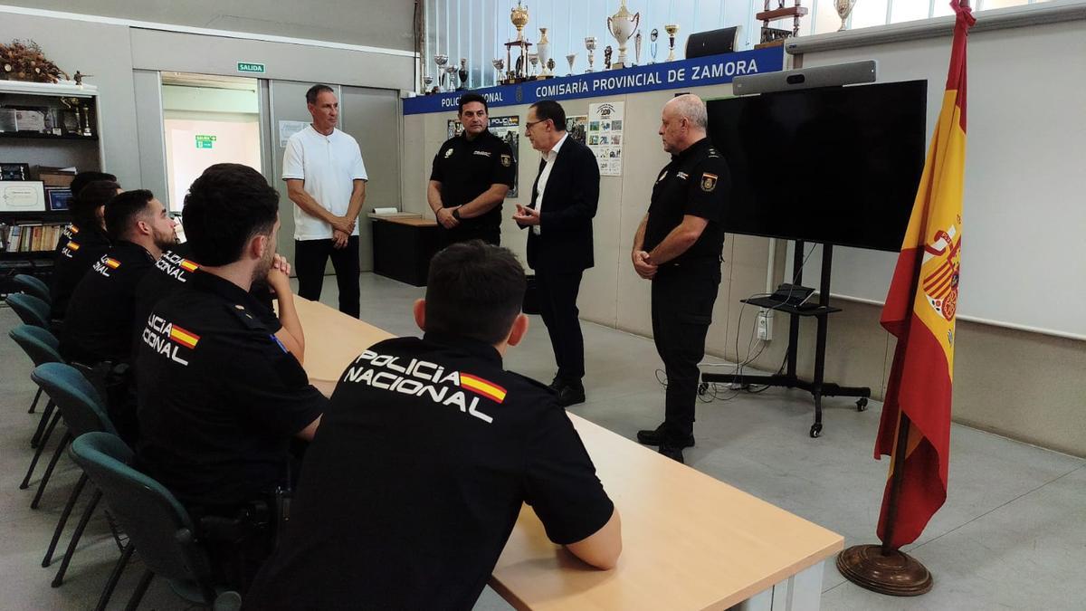Visita del subdelegado a la comisaría de Zamora para dar la bienvenida a los alumnos en prácticas de la Policía Nacional.