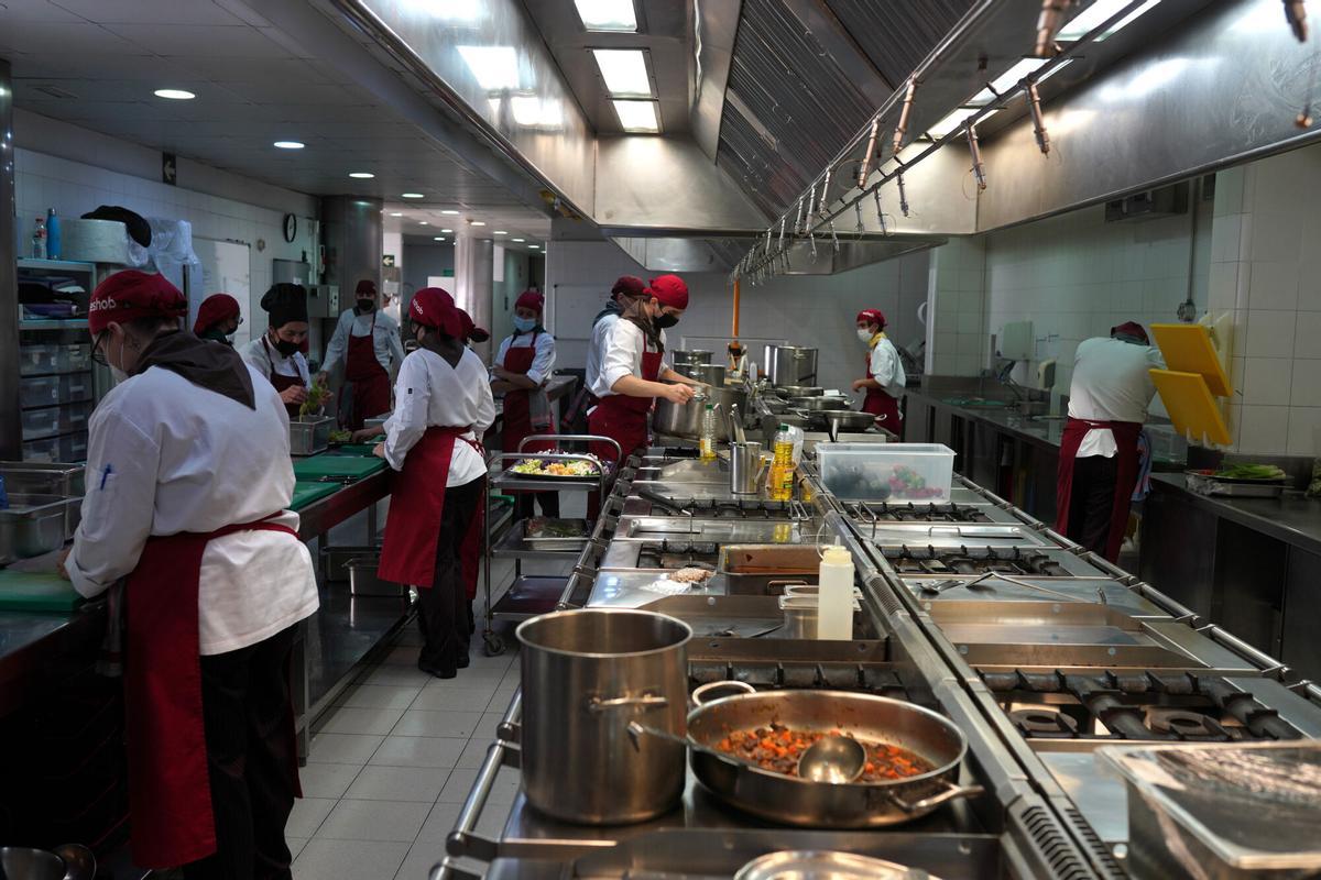 Clases prácticas de camarero y cocinero en la escuela ESHOB, en una imagen de archivo