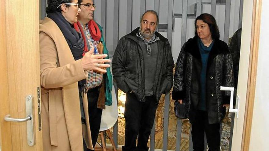 Arenas ensenya una de les oficines als participants en la visita al Salt