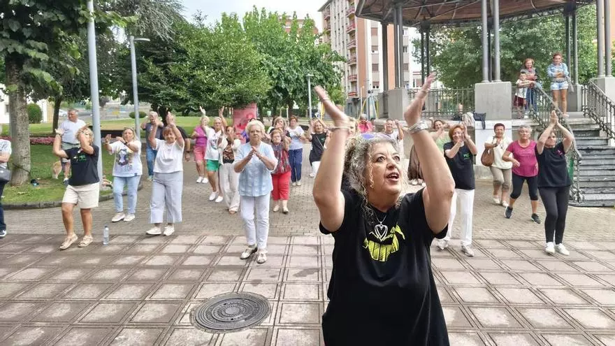 Medio centenar de personas desafían la tormenta en Pola de Siero para combatir la soledad no deseada con un tardeo musical: "Es una maravilla"