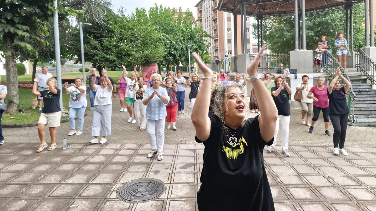 Medio centenar de personas desafían la tormenta en Pola de Siero para combatir la soledad no deseada con un tardeo musical: "Es una maravilla"