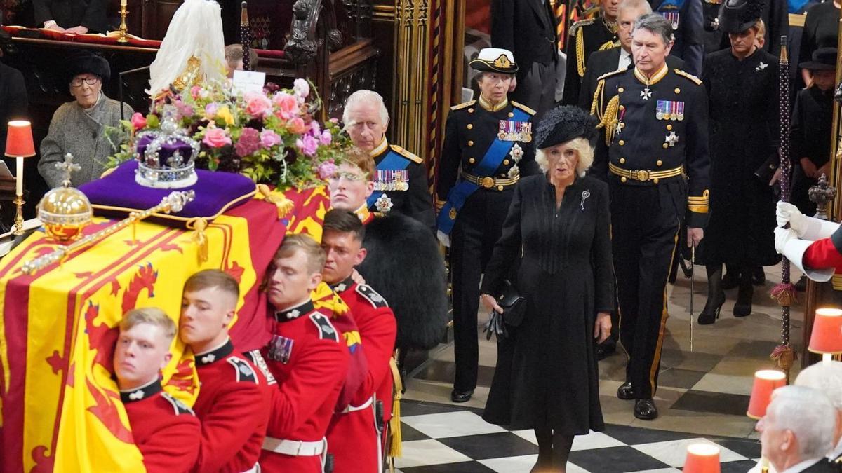 El rei Carles III i la reina consort, Camil·la, van presidir el seguici fúnebre de les restes mortals d’Elisabet II | REUTERS