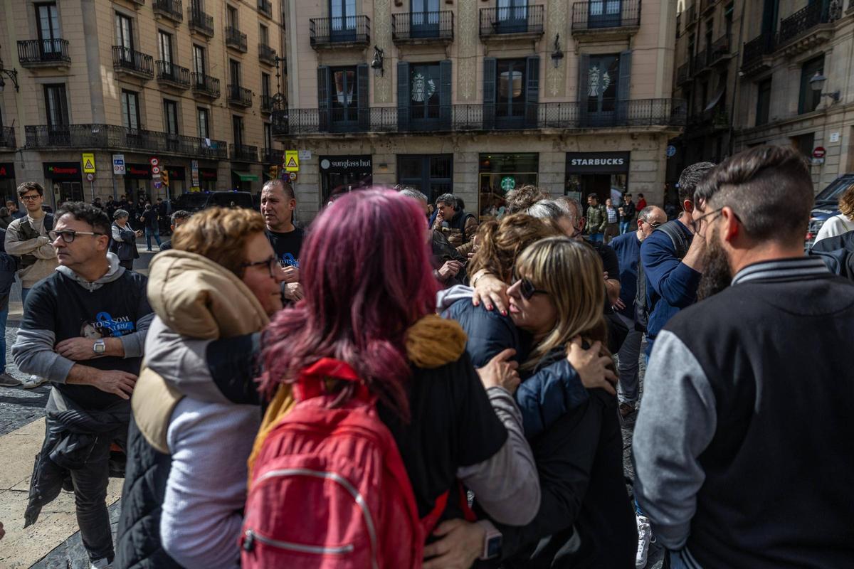 Los funcionarios de prisiones se manifiestan en la plaza de Sant Jaume