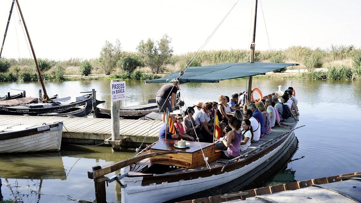 Entre las actividades, hay paseos en barca por la Albufera.