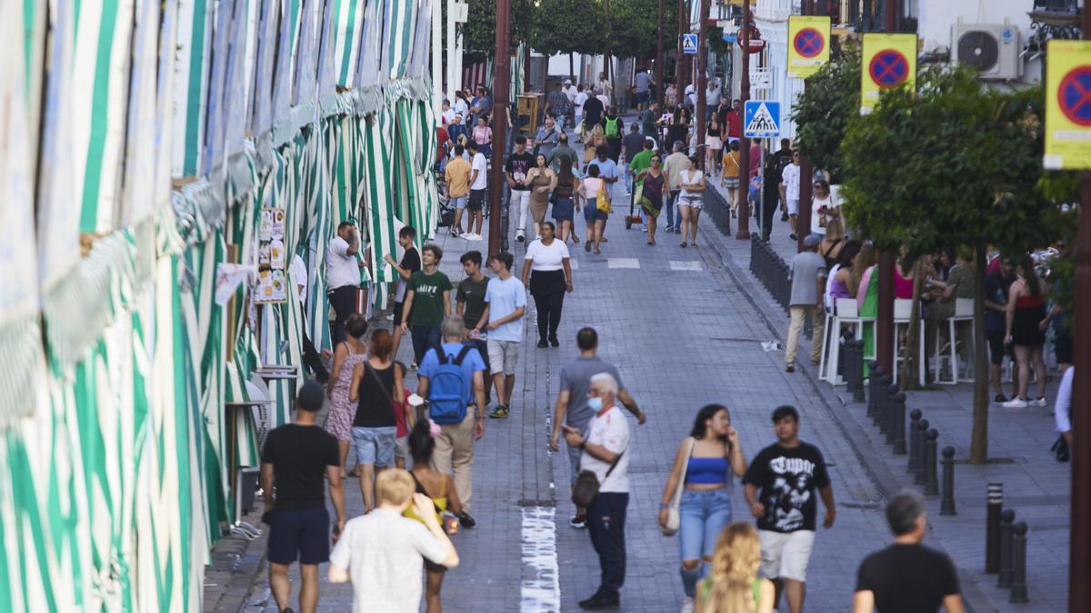 Las casetas de la Velá de Santa Ana preparan los últimos detalles para la inauguración de este sábado