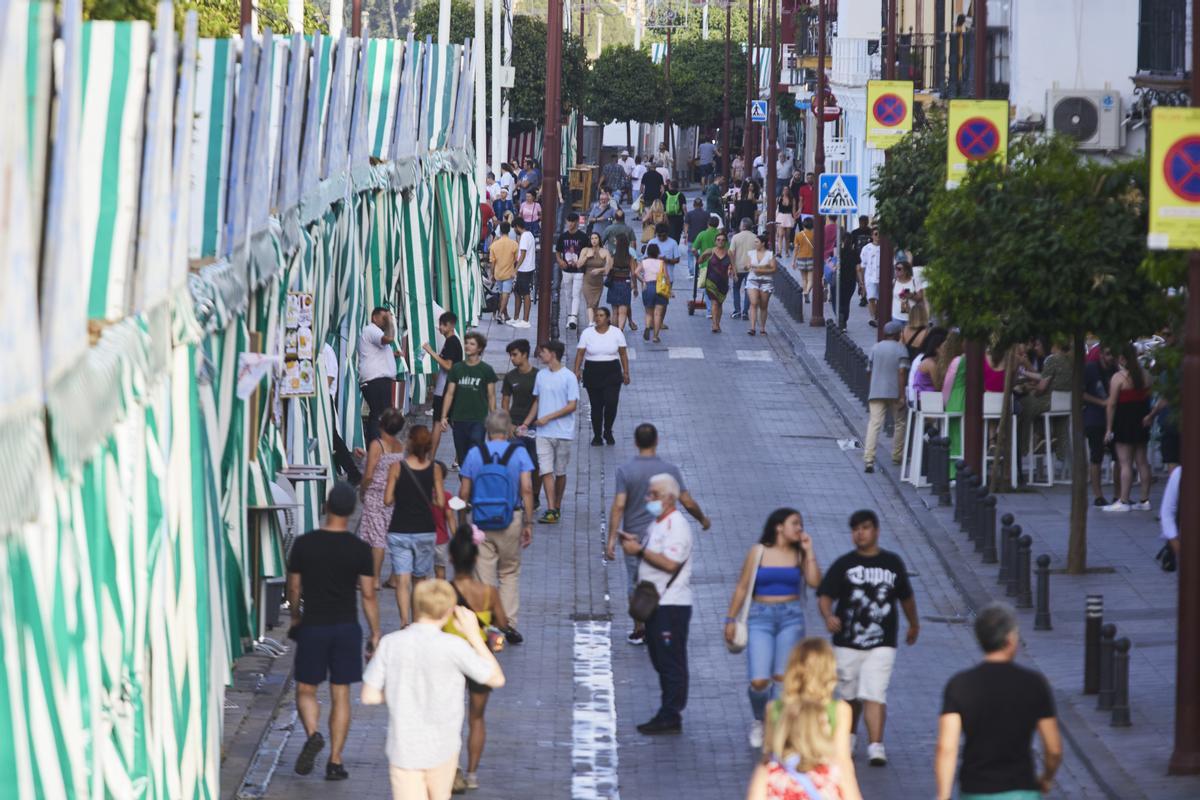 Detalle de la calle Betis antes de que se llene de público en la Velá de Santiago y Santa Ana 2022 en el barrio de Triana, a 22 de julio de 2022 en Sevilla (Andalucía, España)