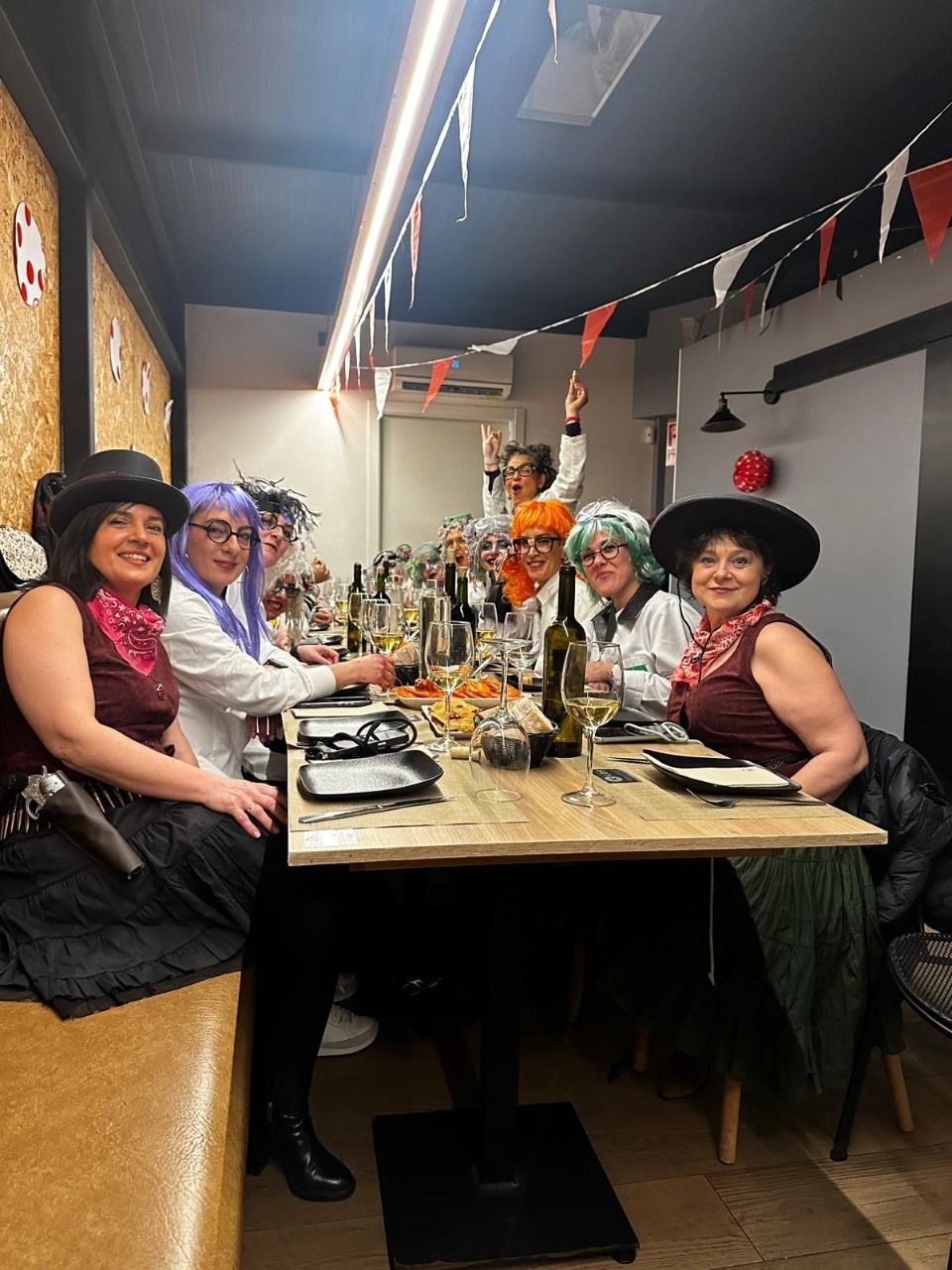 Asistentes a la fiesta de carnaval en el restaurante O 48 da Platería.