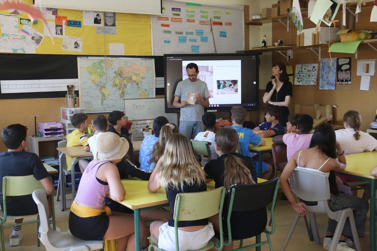 L'investigador de la UdG, Jordi Cicres, presenta el llibre 'Fer ciència' als alumnes de l'escola de Bordils