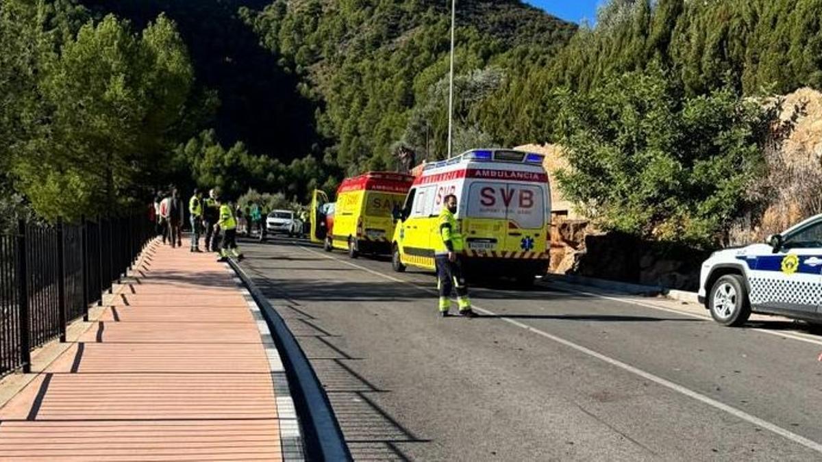 Imagen de la intervención médica y policial en el lugar del accidente.