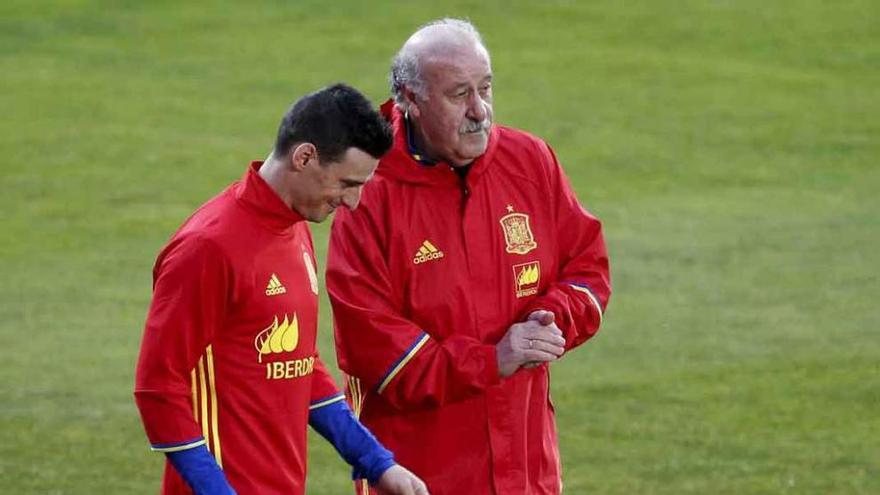 El seleccionador Vicente del Bosque conversa con Aduriz, novedad para el partido de hoy.