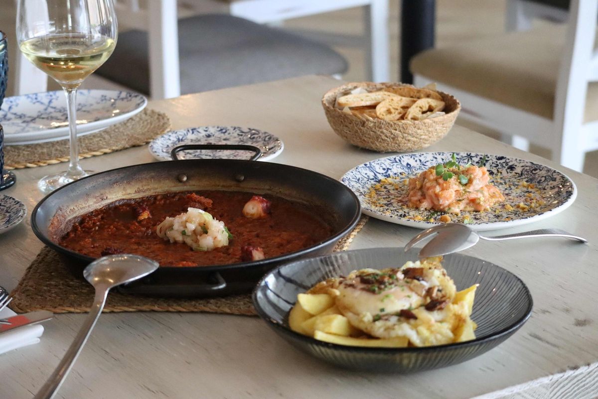 El restaurante ubicado en Añoreta ofrece paellitas individuales, entre ellas la de gambón, pulpo y sobrasada