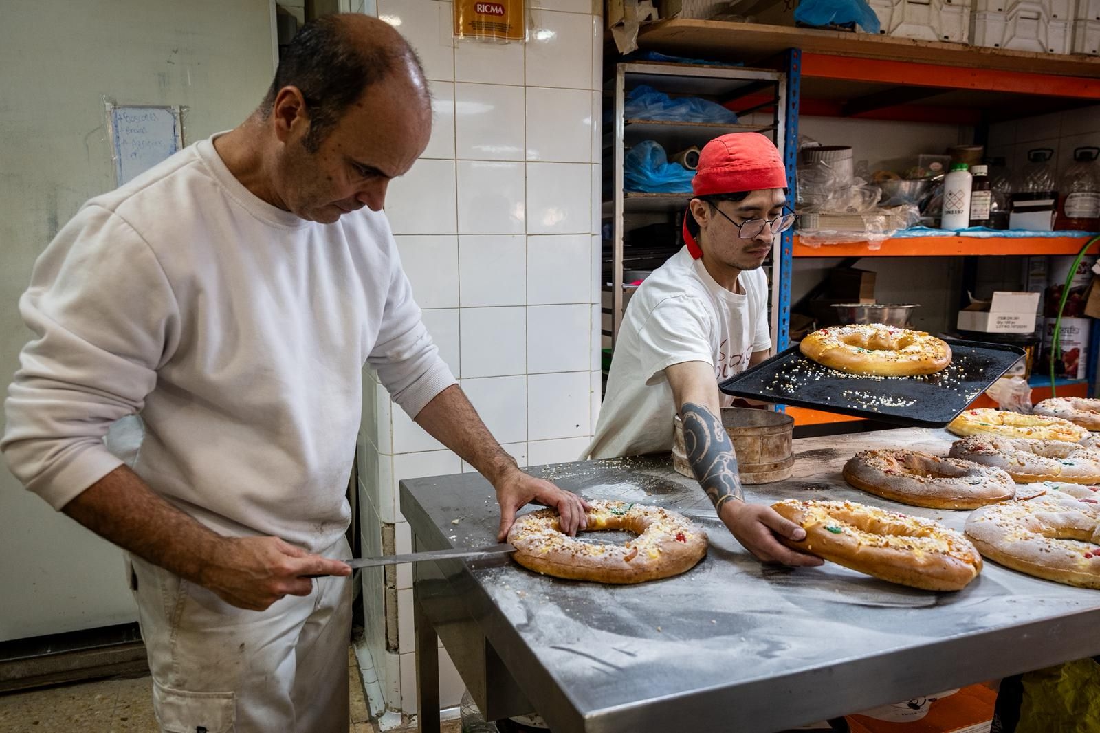 Preparación de los roscones para el día de Reyes en la pastelería Artepan de Zaragoza.