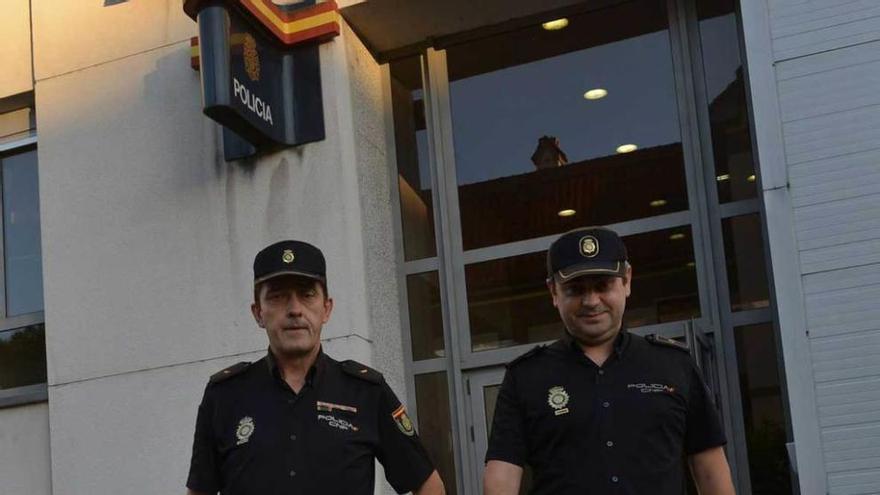 Los agentes Modesto García y Pablo Alonso, a la entrada de la Comisaría de Langreo.