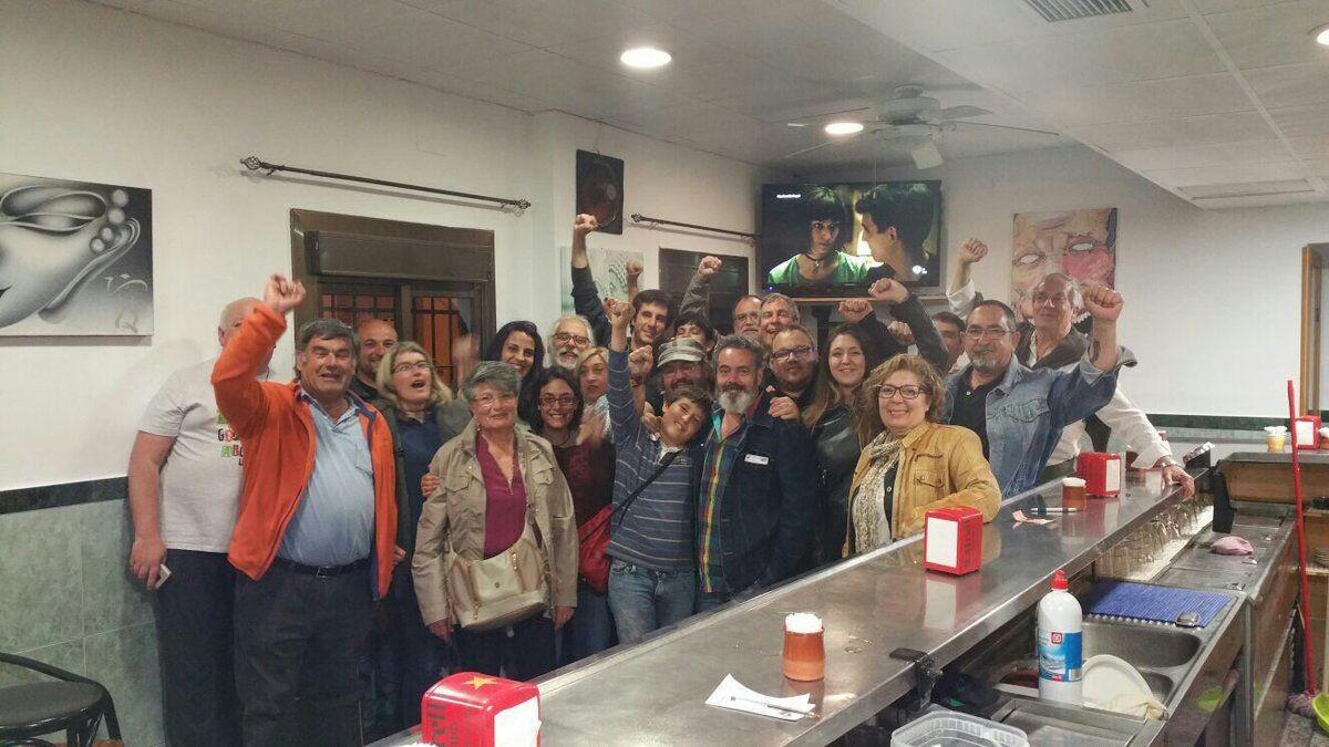 Fotografía de la cena protagonizada en Mataró por Manuel Sánchez Gordillo que aunó este martes los concejales de la CUP Juli Cuéllar y Carme Polvillo y los de VoleMataró Montse Morón y Sarai Martínez.