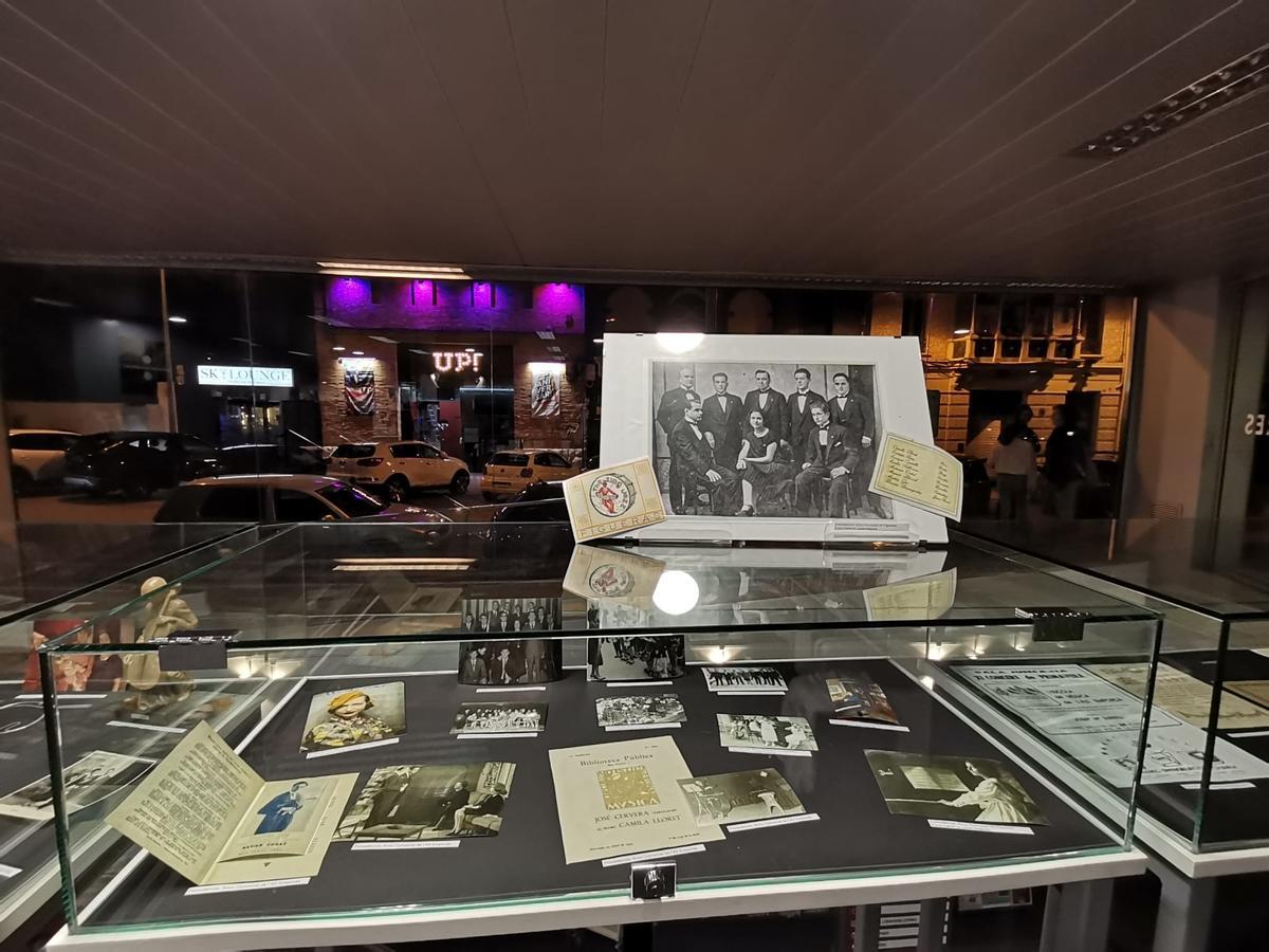 Objectes seleccionats per a l'exposició sobre Camil·la Lloret que exhibeix la biblioteca de Figueres