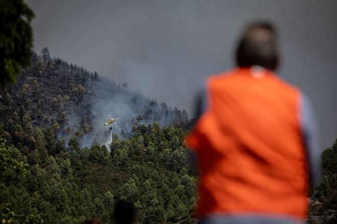 En imágenes | Evolución del incendio del embalse de la Peña