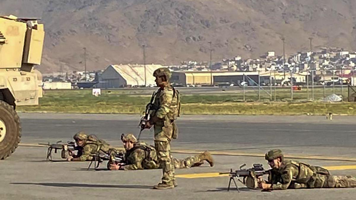 Los soldados estadounidenses toman sus posiciones mientras aseguran el aeropuerto, después de un final asombrosamente rápido de la guerra de 20 años de Afganistán.