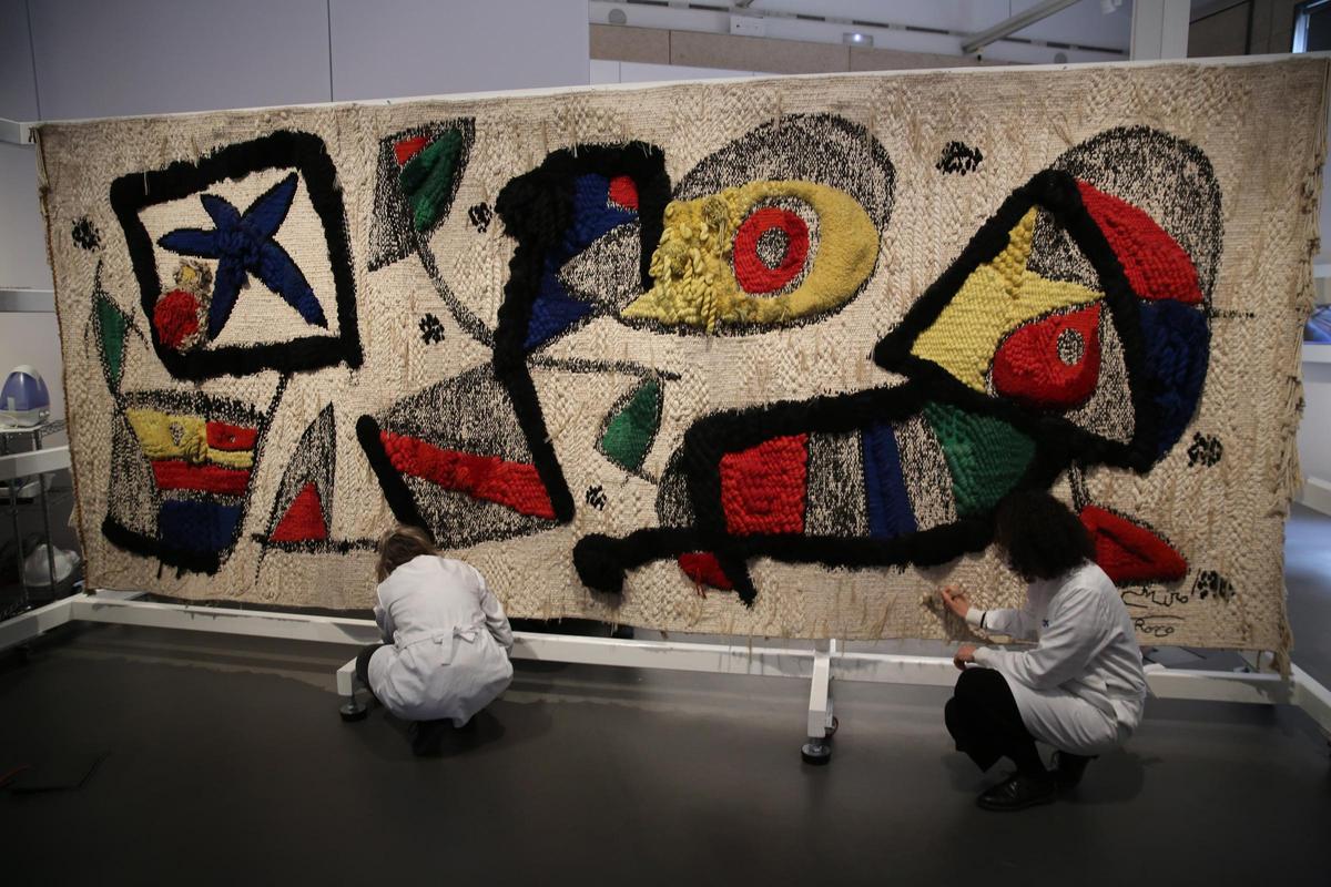 Restauración del tapiz de MIró propiedad de La Fundación 'la Caixa' en el 2022