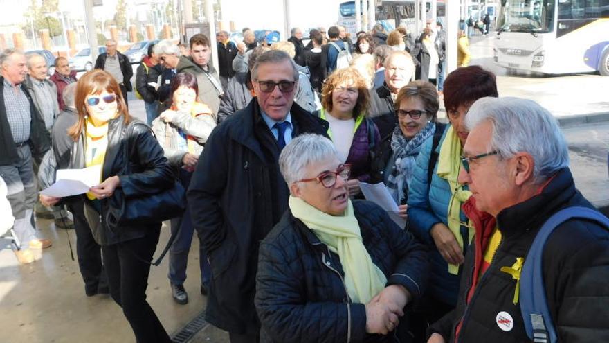 Aquest dimarts al migdia han sortit dos autobusos de Manresa amb un centenar de persones per anar al Parlament