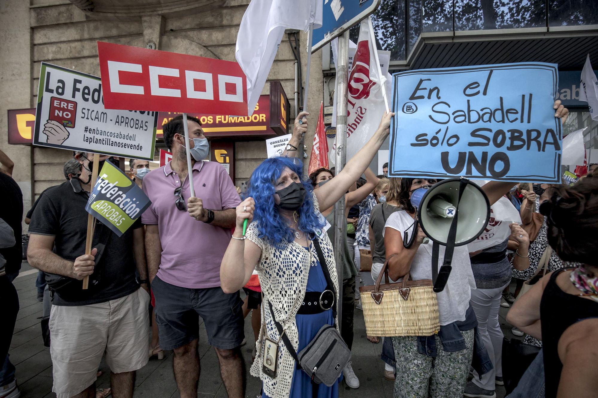 Protesta contra los ERE del Banco Sabadell en Palma