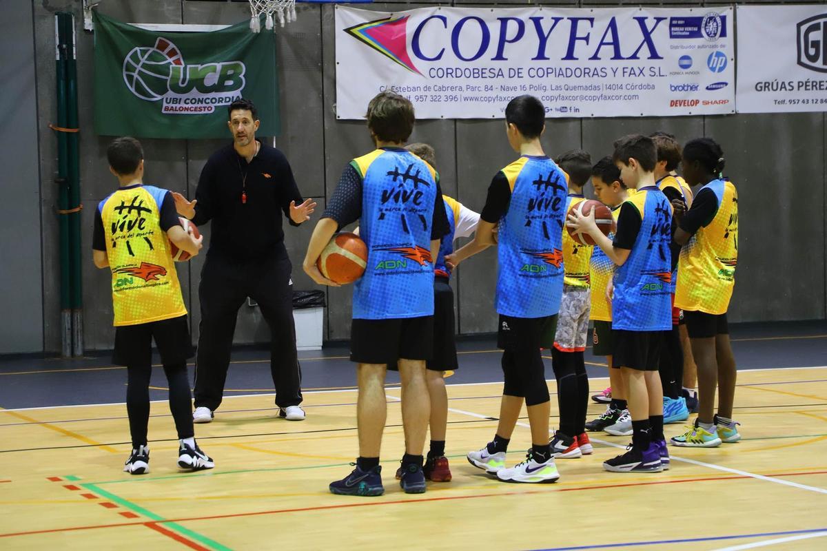 Walter Guiñazú realiza una dinámica con los participantes más jóvenes del Campus.