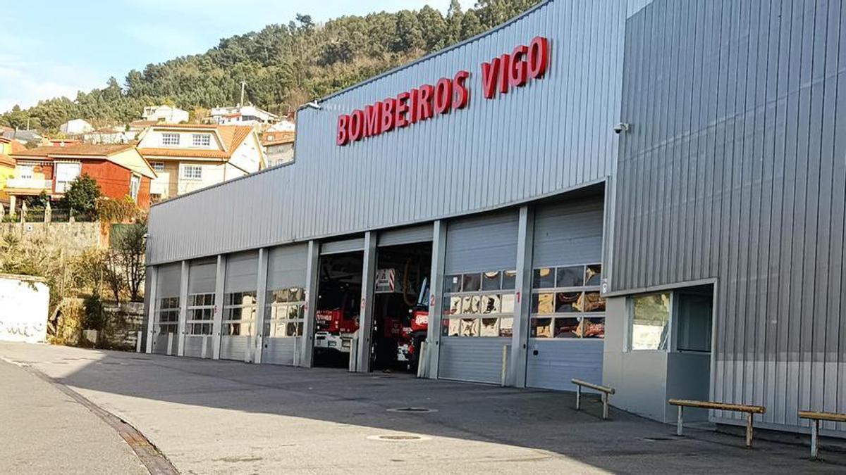 Los bomberos tuvieron que cortar la puerta para rescatar a la víctima.