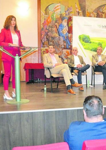 La delegada territorial de la Junta, Clara San Damián, durante la clausura de la jornada, en la Casa de Cultura de Benavente. | E. P.