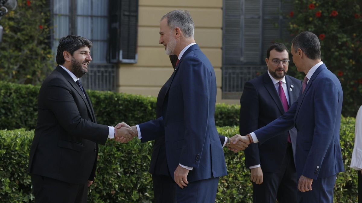 Fernando López Miras saluda al rey Felipe VI, a su llegada a la XXVIII Conferencia de Presidentes en el Palacio de Pedralbes en Barcelona.