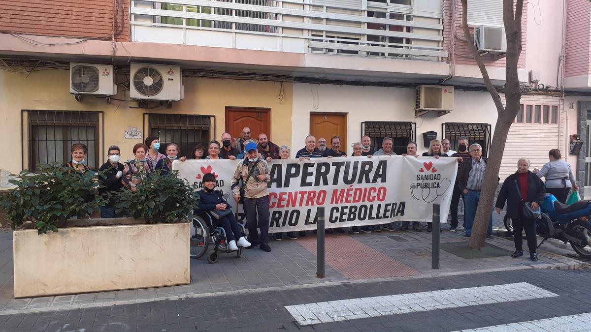 Los vecinos con integrantes de Unidas Podemos