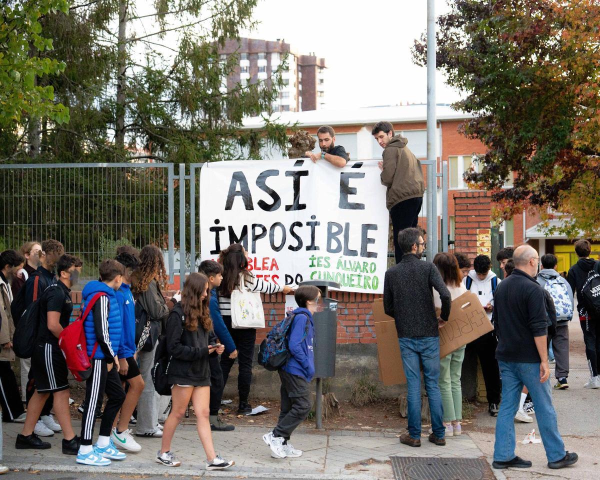 Docentes en el instituto vigués con las pancartas