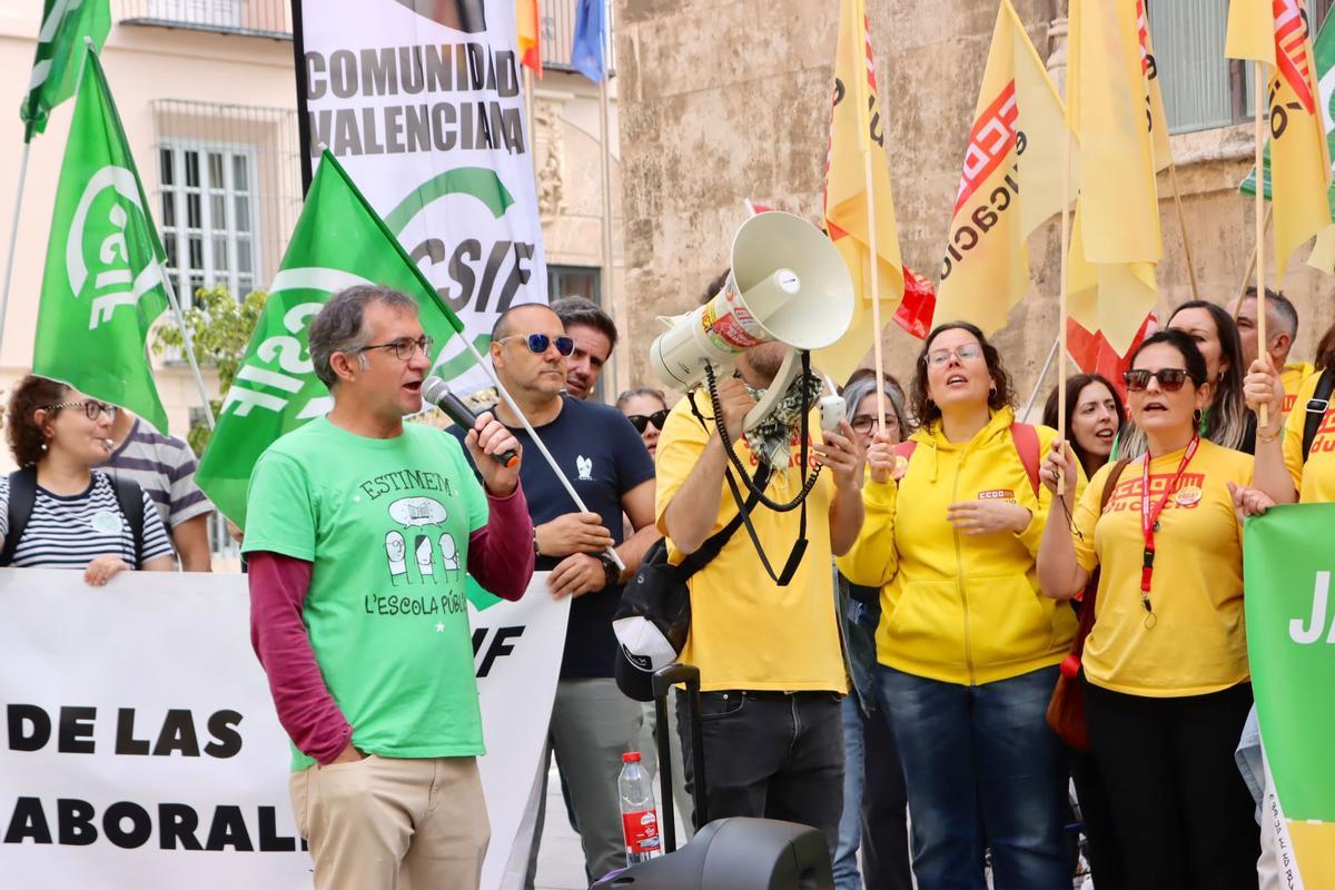 Los sindicatos de profesores apuntan directamente a Pérez Llorca: "Queremos negociar" Los sindicatos de profesores apuntan directamente a Pérez Llorca: "Queremos negociar"