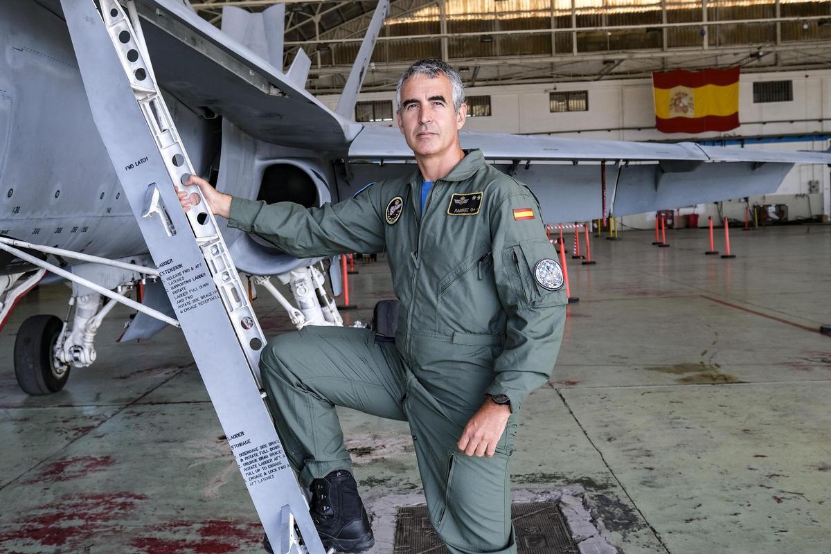 El piloto Fernando Ramírez junto a uno de los cazas de la Base Aérea de Gando