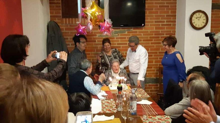 La benaventana Emilia Muñoz Muñoz celebra en familia sus 100 años