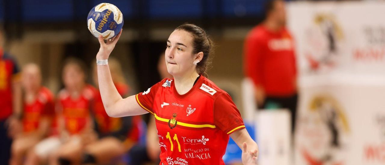 Elena Torres controla el balón en un partido de la selección promesas de balonmano.