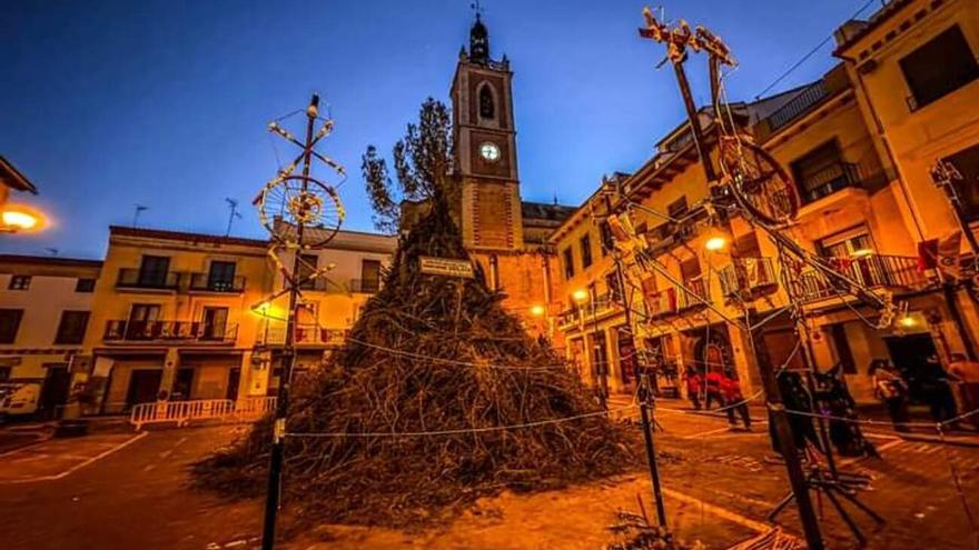 La hoguera gigante por Sant Antoni &quot;resiste&quot; en Sagunt